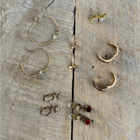 This listing is for 5 pair of gold toned pierced earrings. - Picture 2 of 4